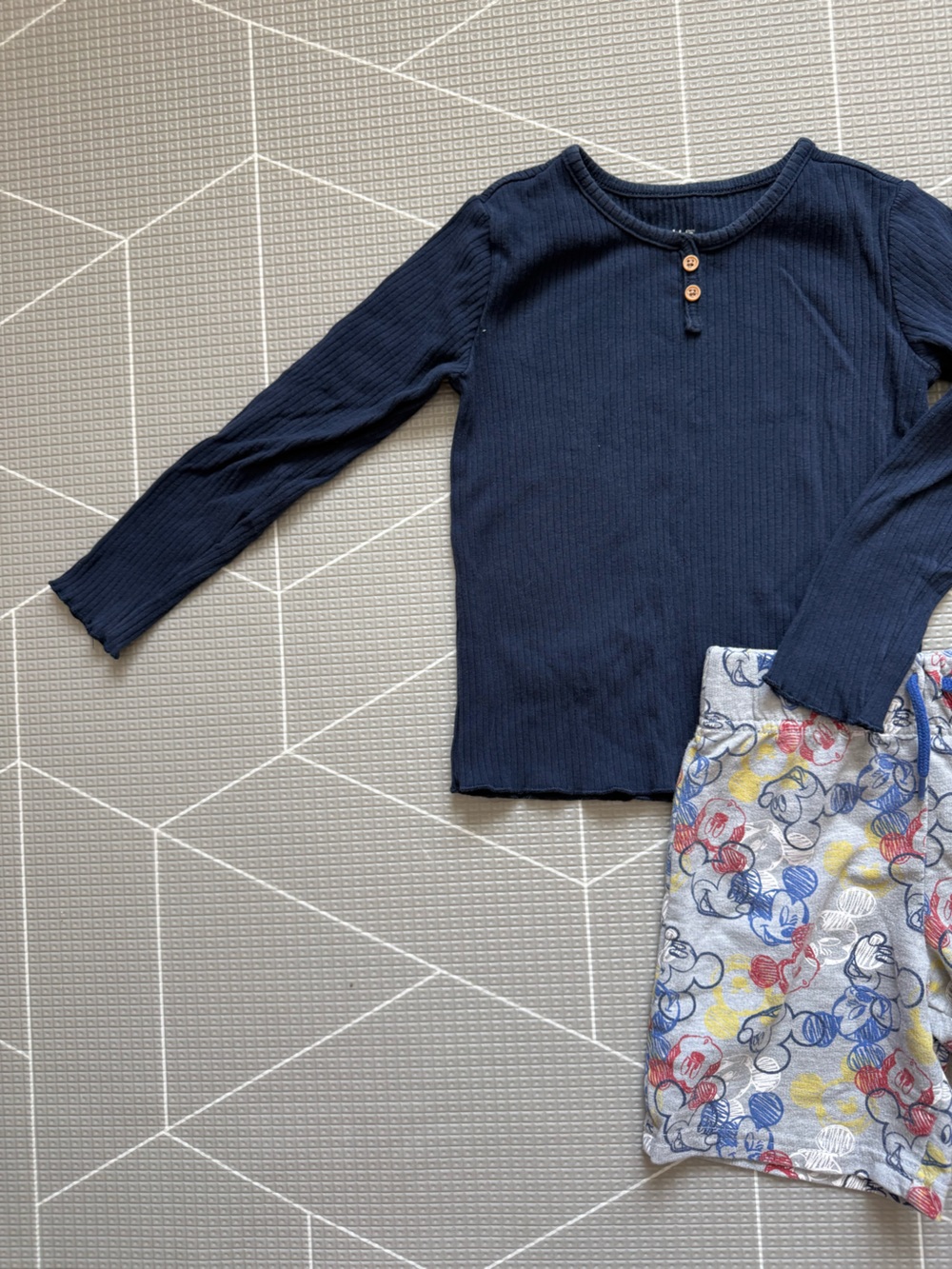 Disney|Baby girl/toddler set,Navy Ribbed long sleeve top & gray Mickey shorts•3T